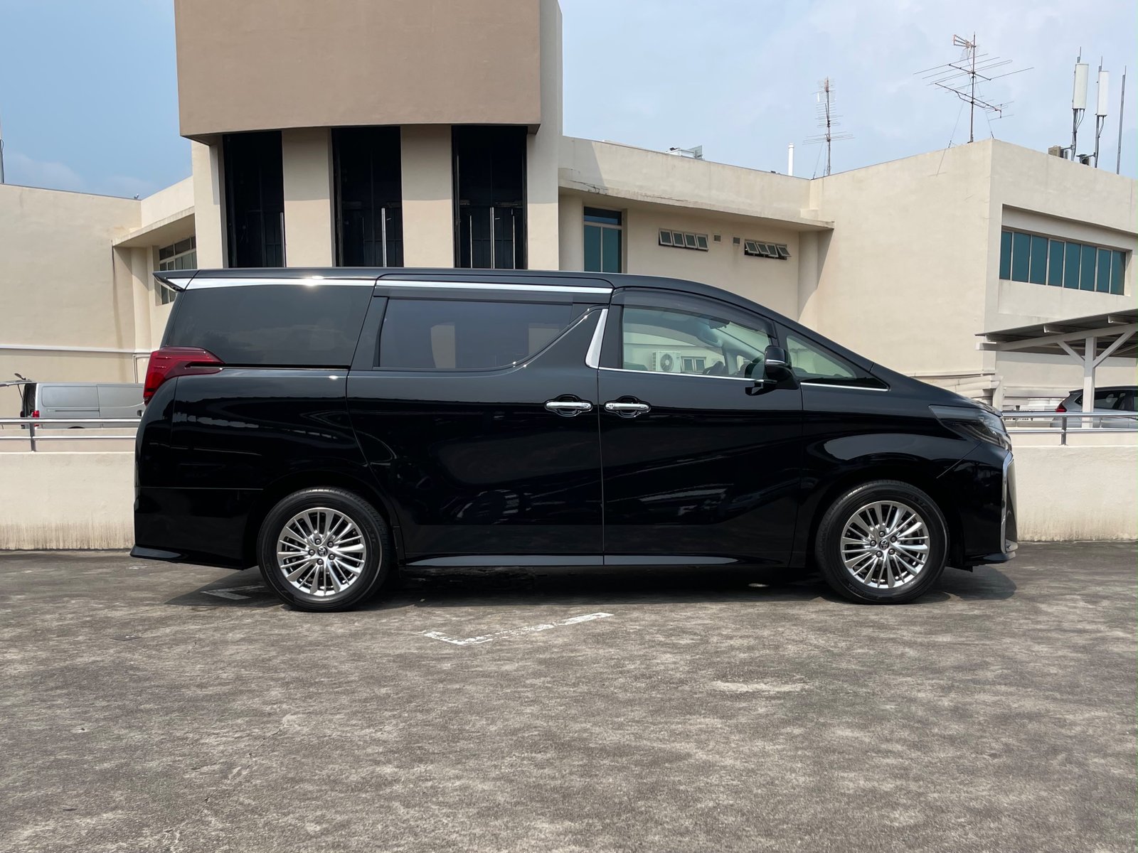 Toyota Alphard Hybrid 2.5 SR C Package photo 4